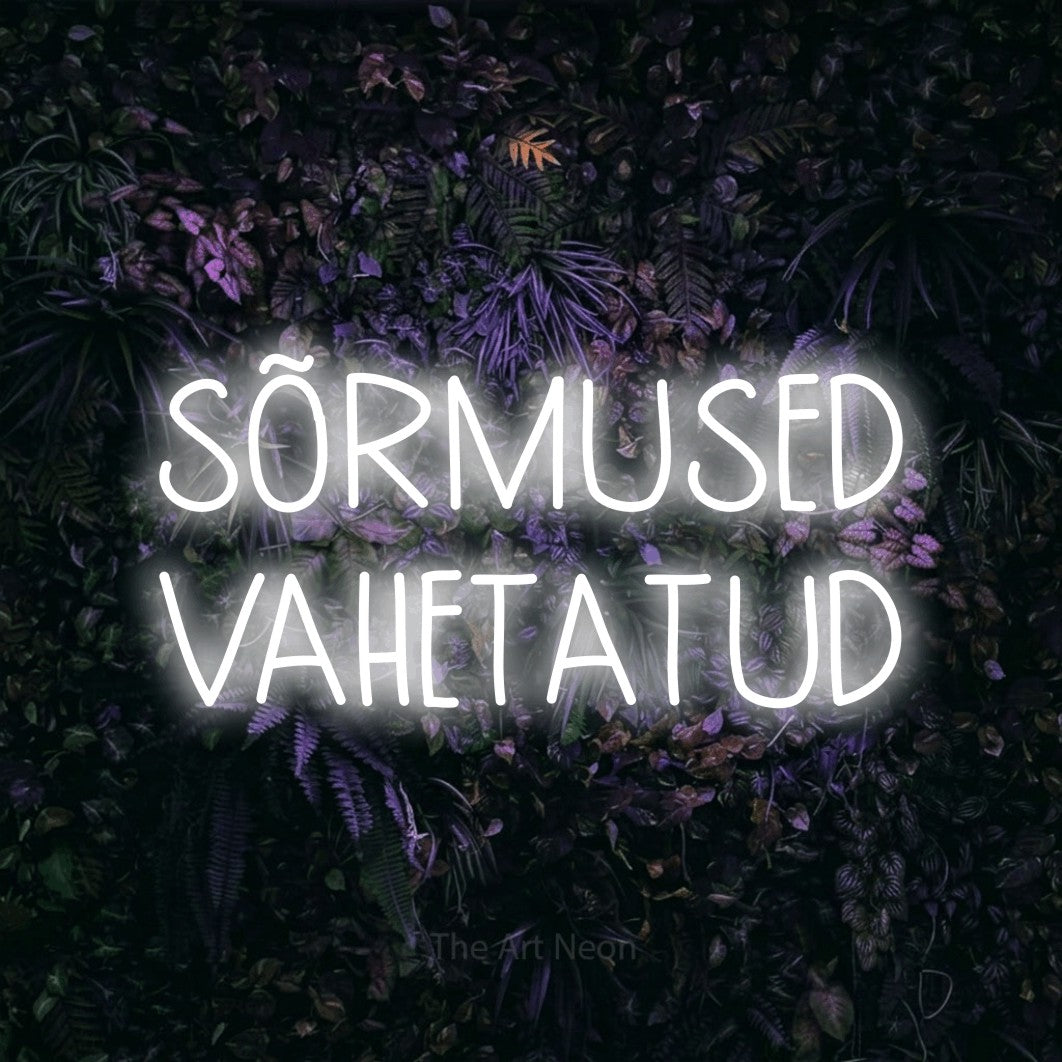 LED neon sign reading “SÕRMUSED VAHETATUD”, arranged in 2 lines.