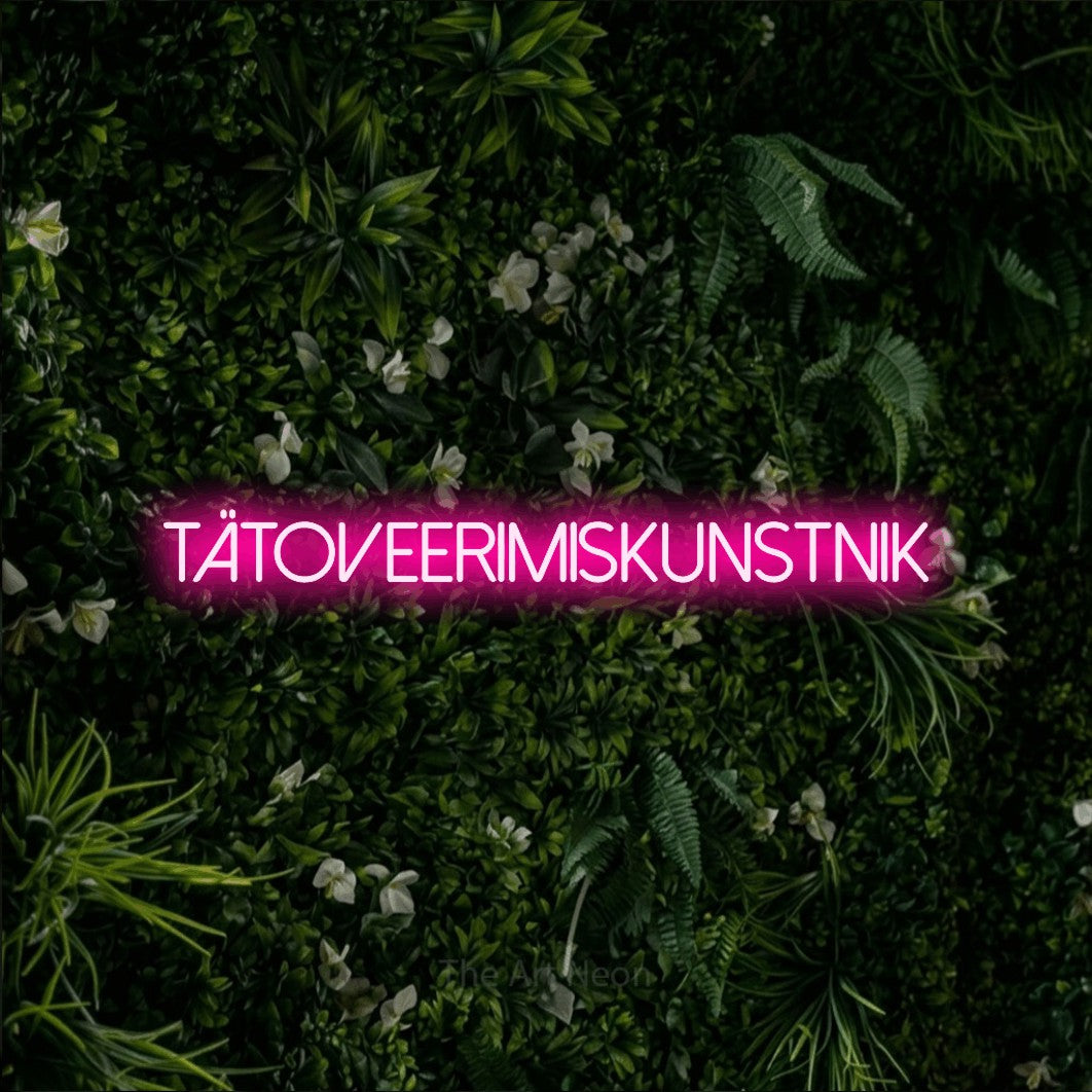LED neon sign reading “tätoveerimiskunstnik”, arranged in a single line.