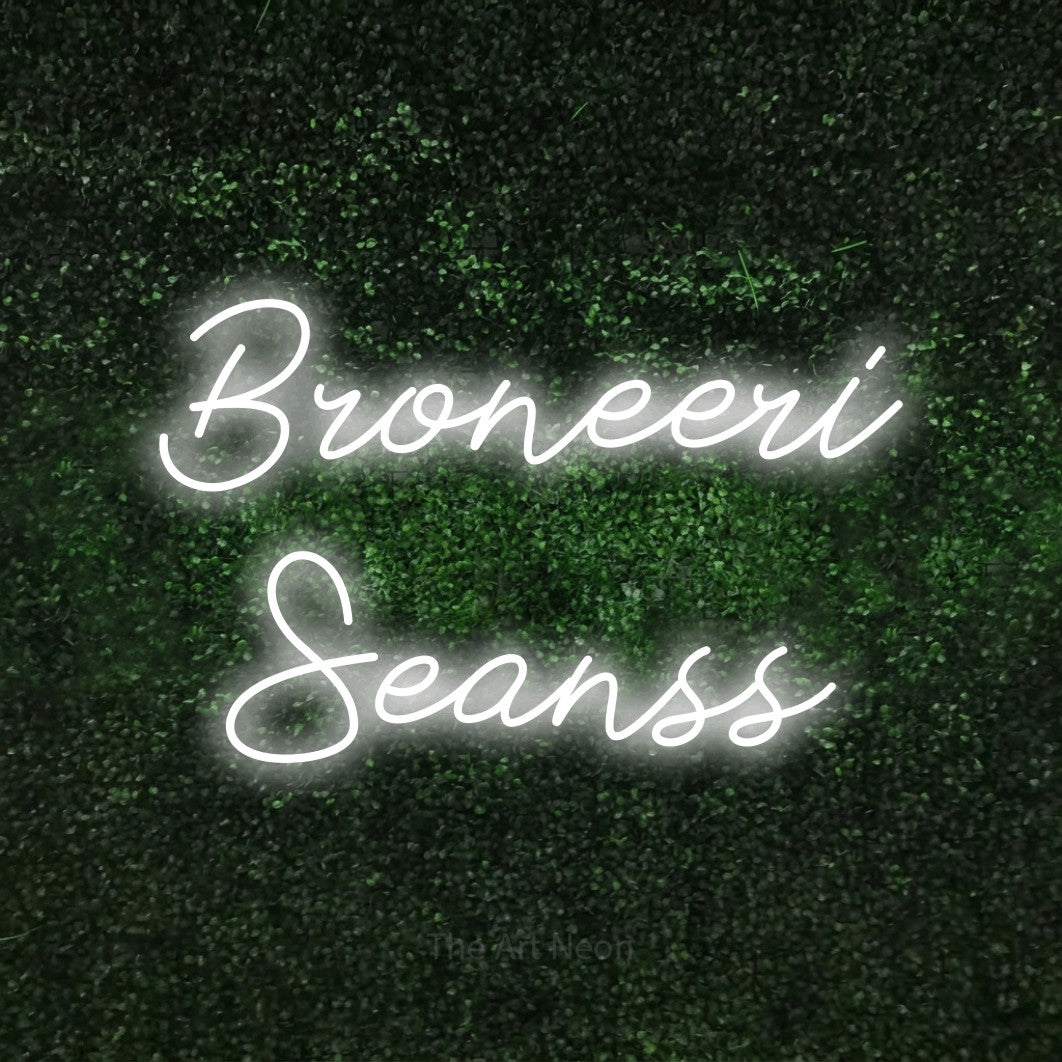 LED neon sign reading “Broneeri Seanss”, arranged in two lines.