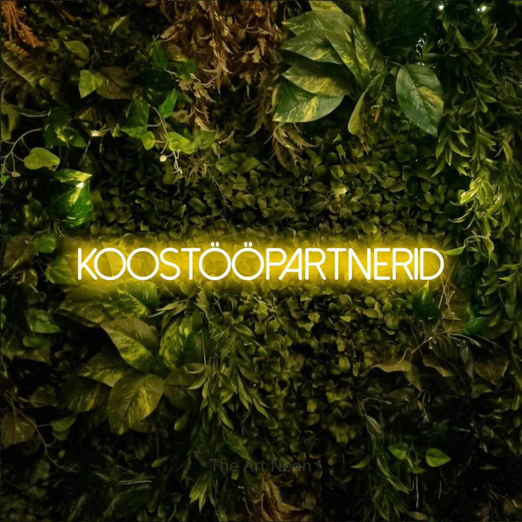 LED neon sign reading “koostööpartnerid”, arranged in a single line.