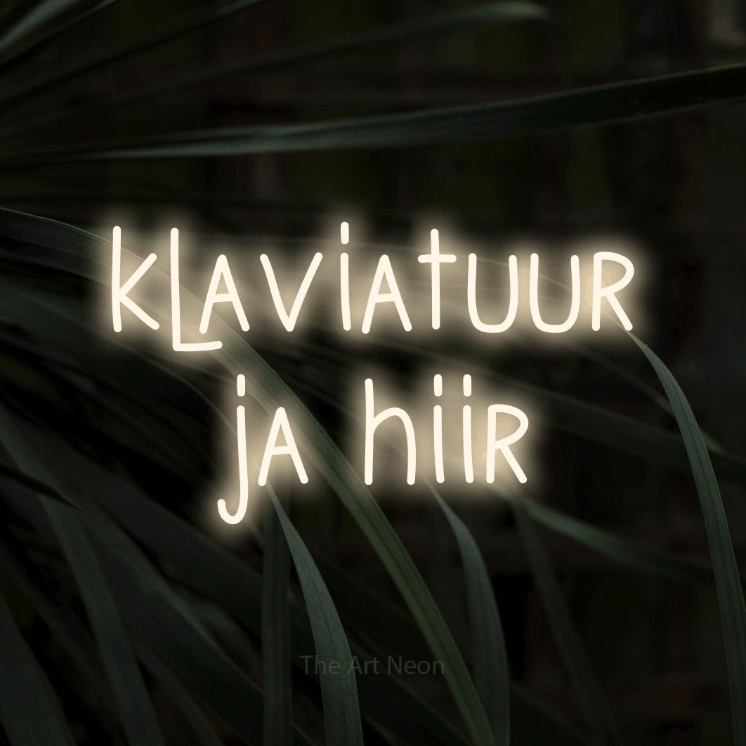 LED neon sign reading “klaviatuur ja hiir”, arranged in two lines.
