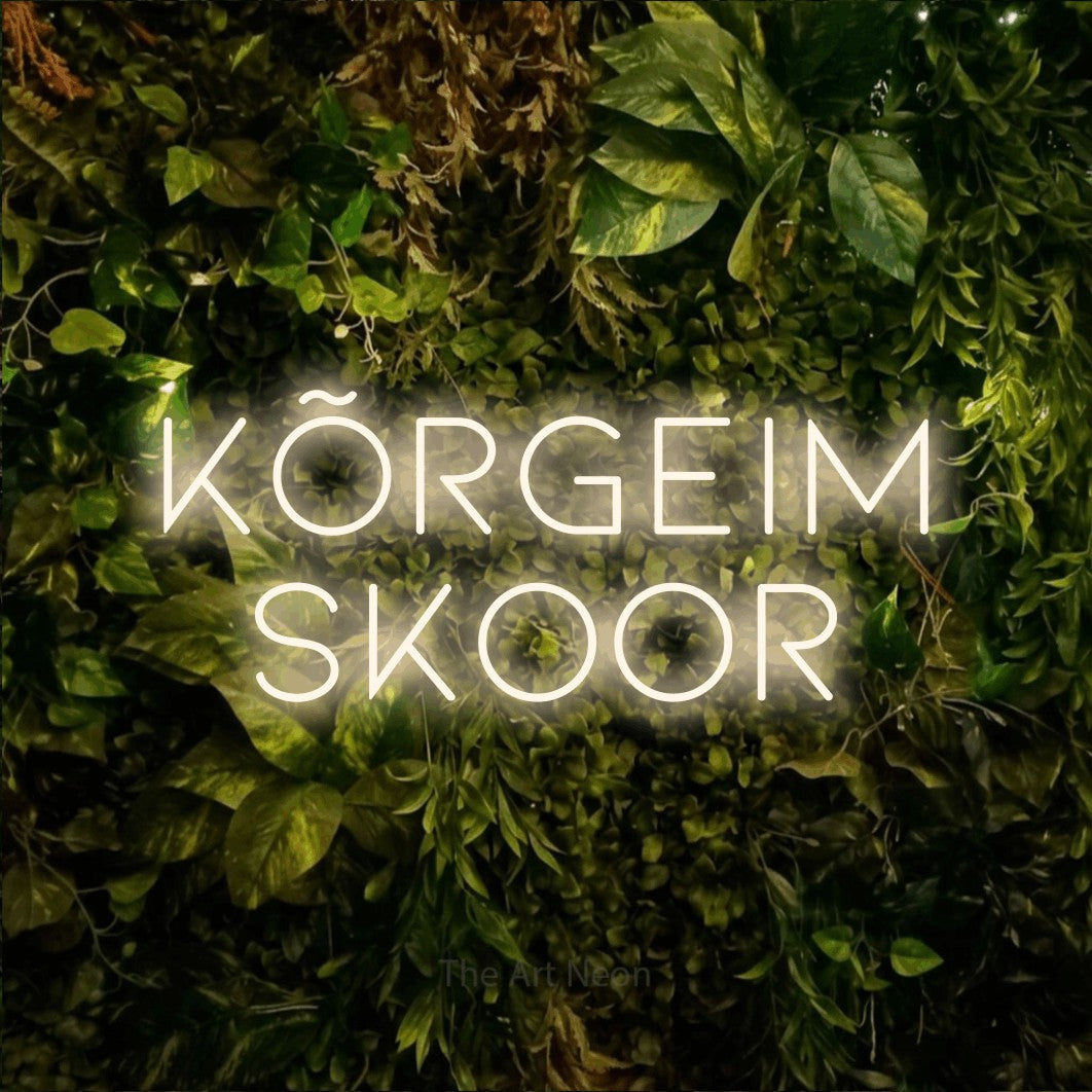 LED neon sign reading “kõrgeim skoor”, arranged in two lines.