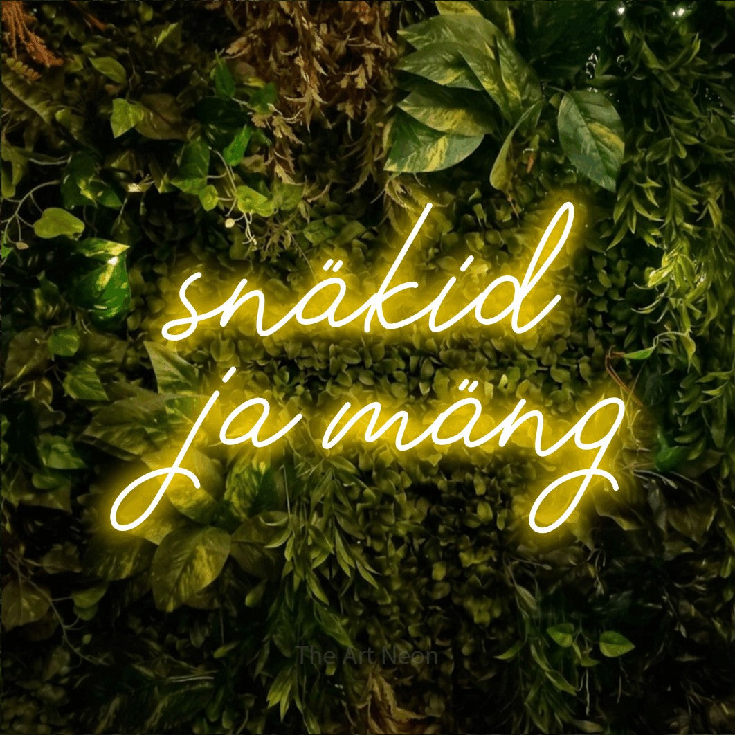 LED neon sign reading “snäkid ja mäng”, arranged in two lines.