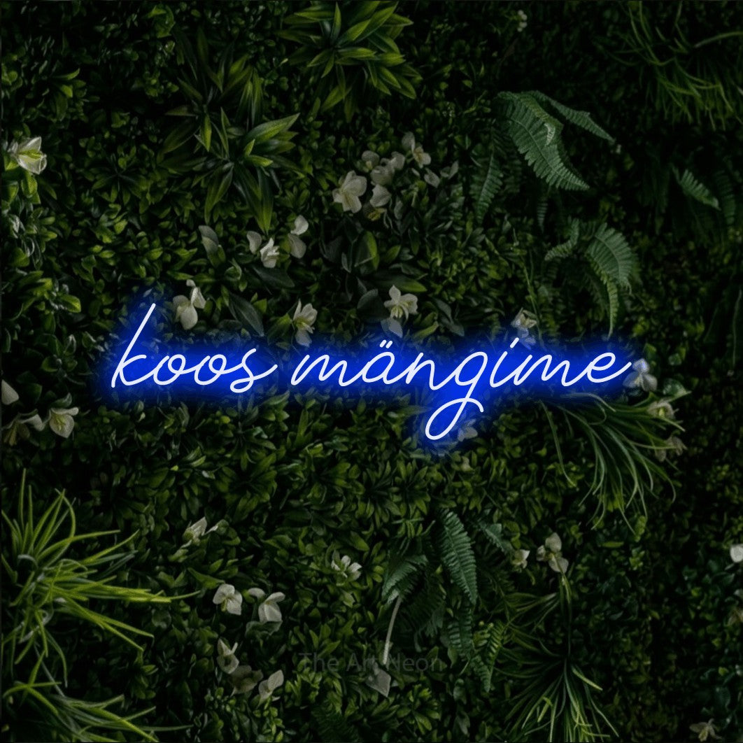 LED neon sign reading “koos mängime”, arranged in a single line.