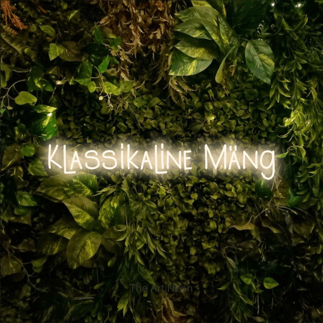 LED neon sign reading “Klassikaline Mäng”, arranged in a single line.