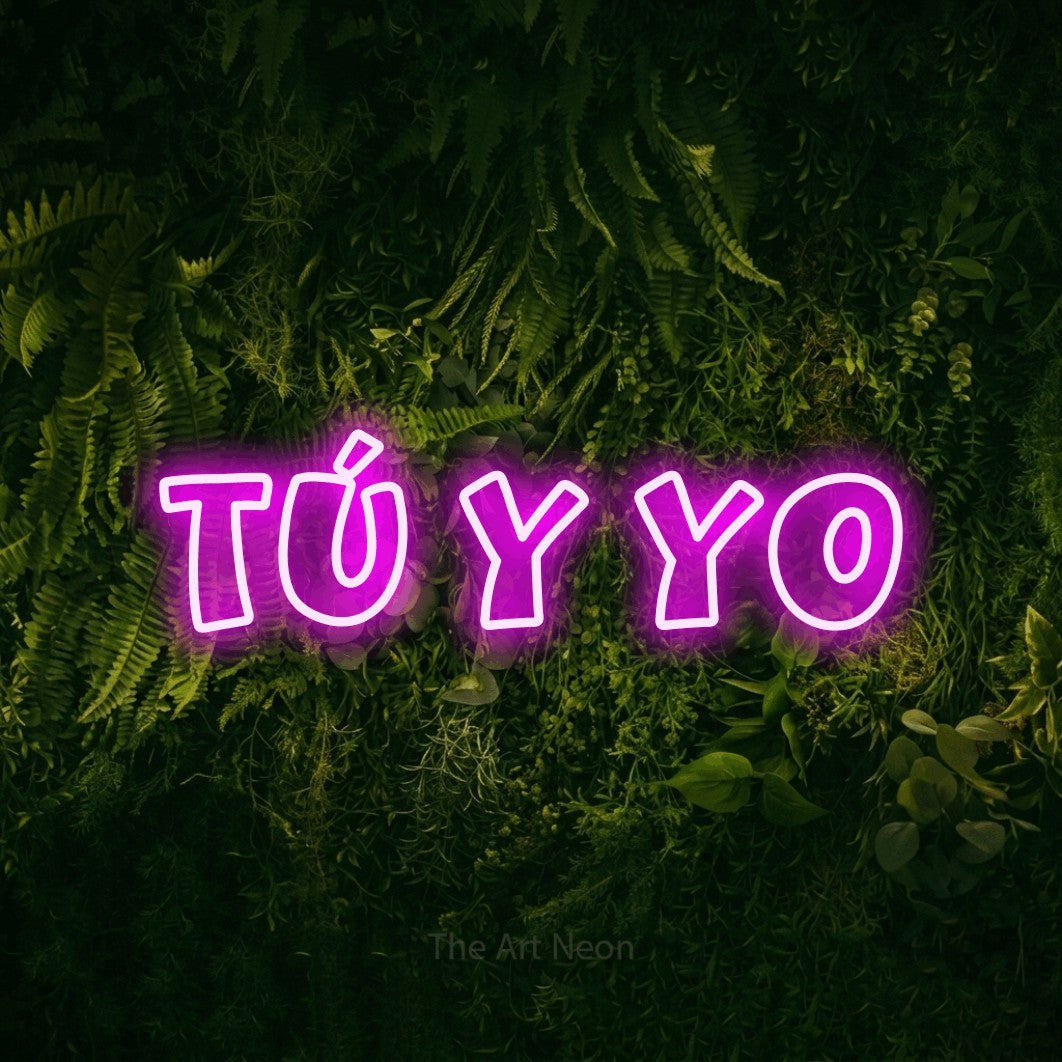 LED neon sign reading “TÚ Y YO”, arranged in a single line.