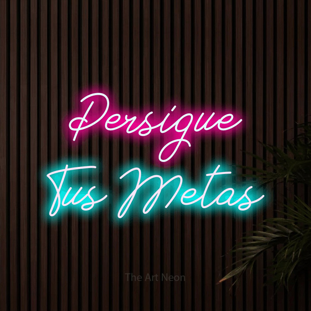 LED neon sign reading “Persigue Tus Metas”, arranged in 2 lines.