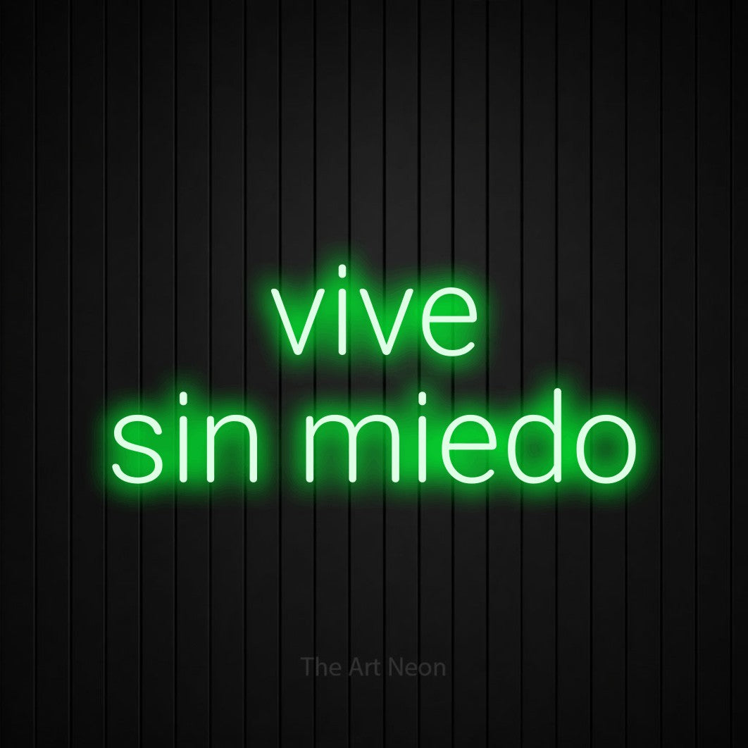 LED neon sign reading “vive sin miedo”, arranged in 2 lines.