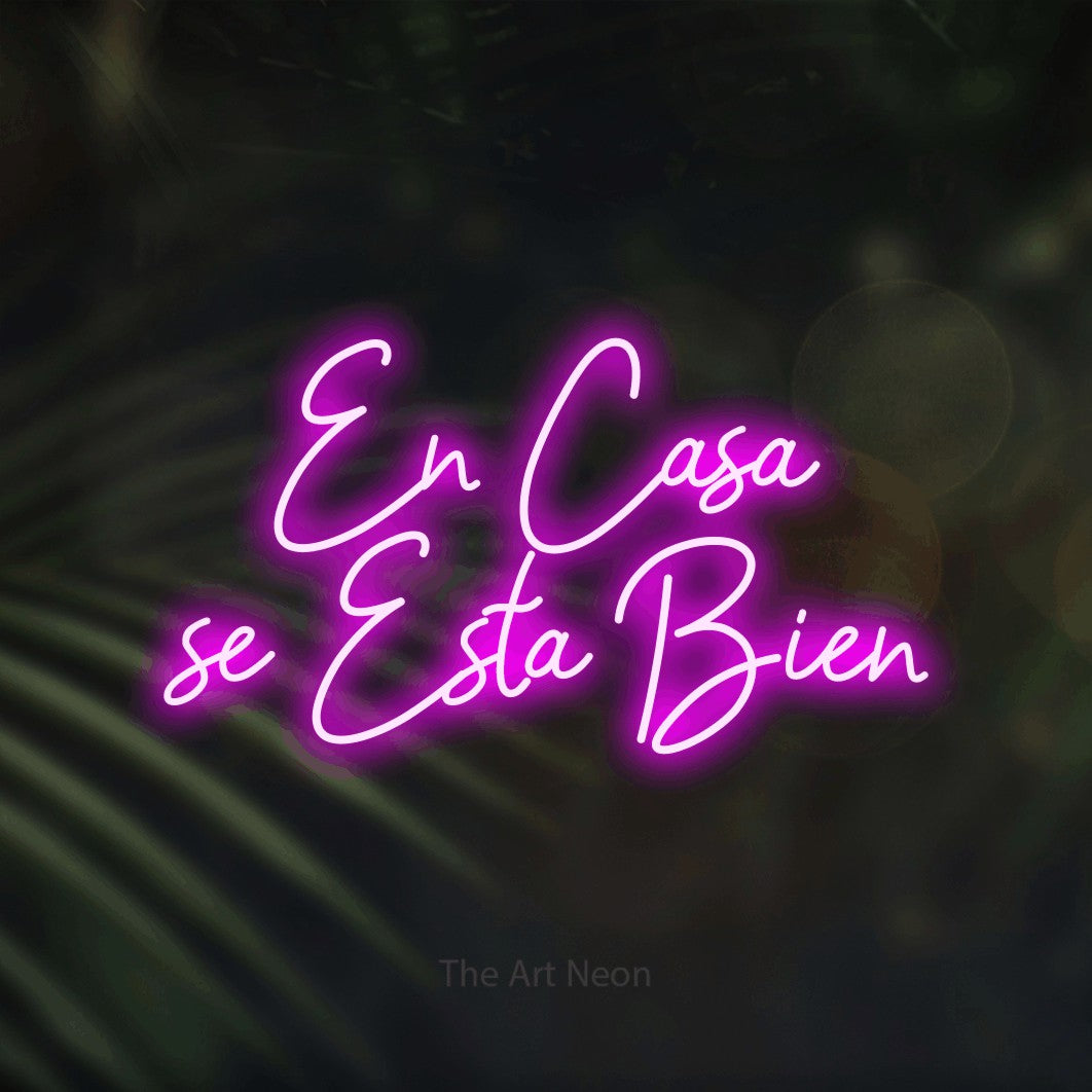 LED neon sign reading “En Casa se Está Bien”, arranged in 2 lines.