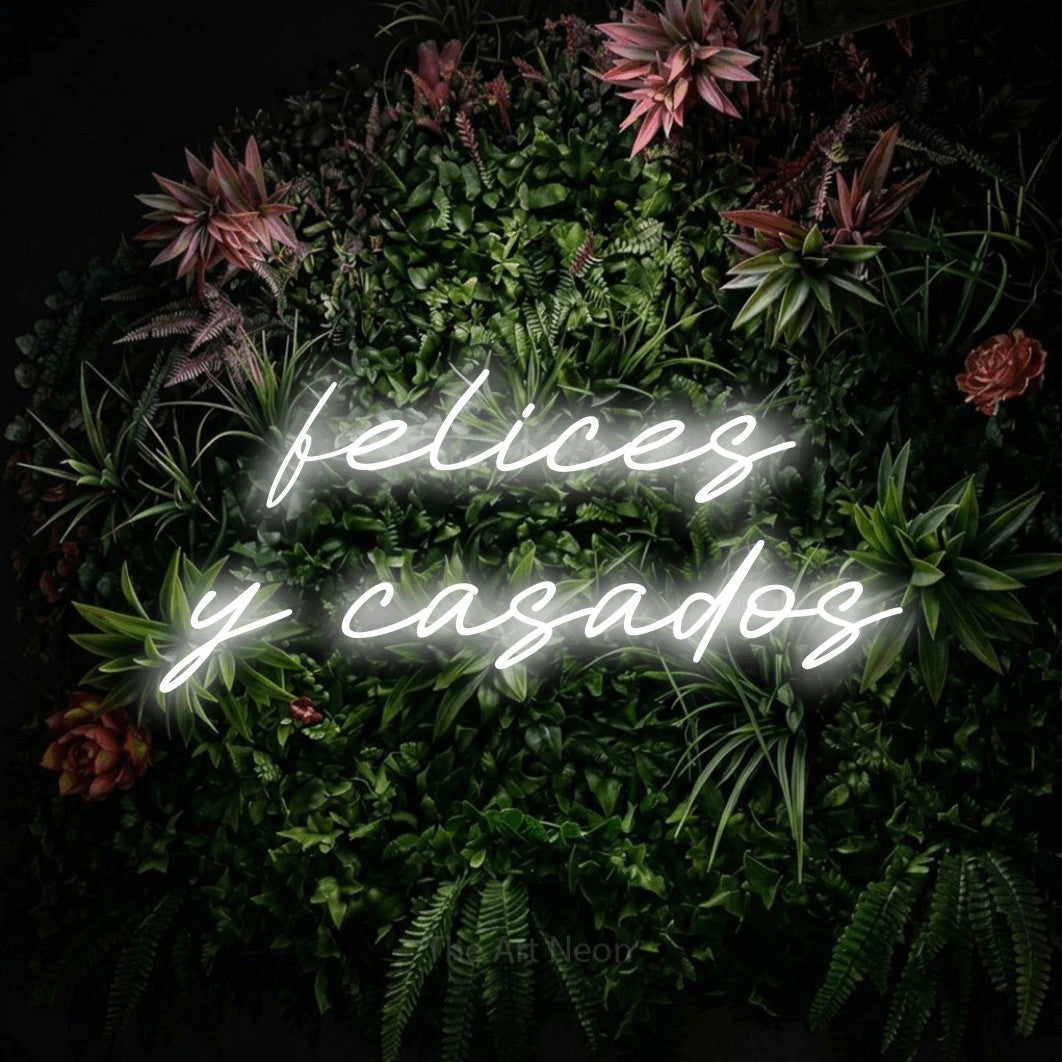 LED neon sign reading “felices y casados”, arranged in 2 lines.