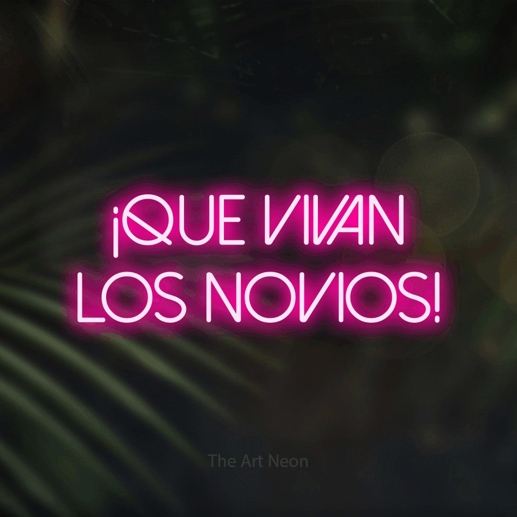 LED neon sign reading “¡que vivan los NOVIOS!”, arranged in 2 lines.