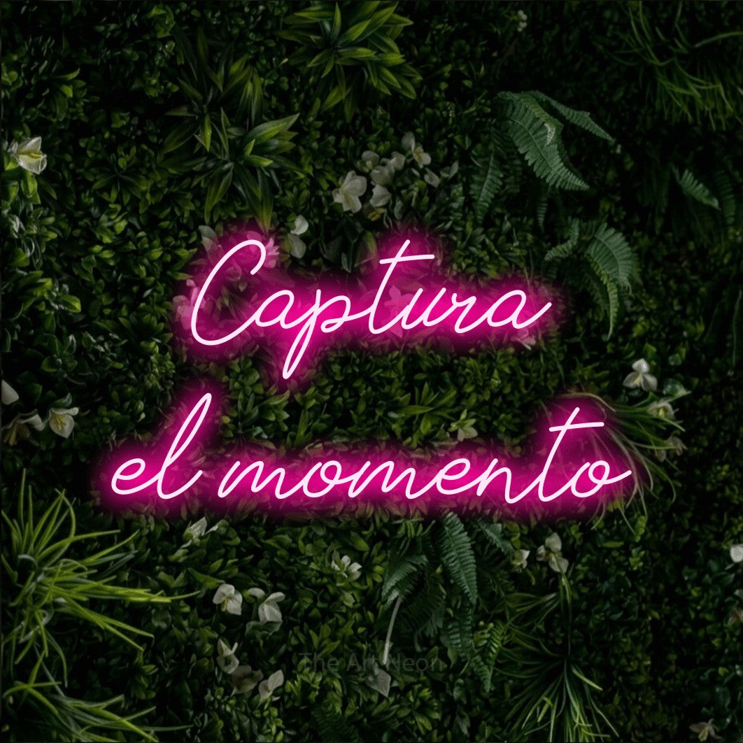 LED neon sign reading “Captura el momento”, arranged in 2 lines.