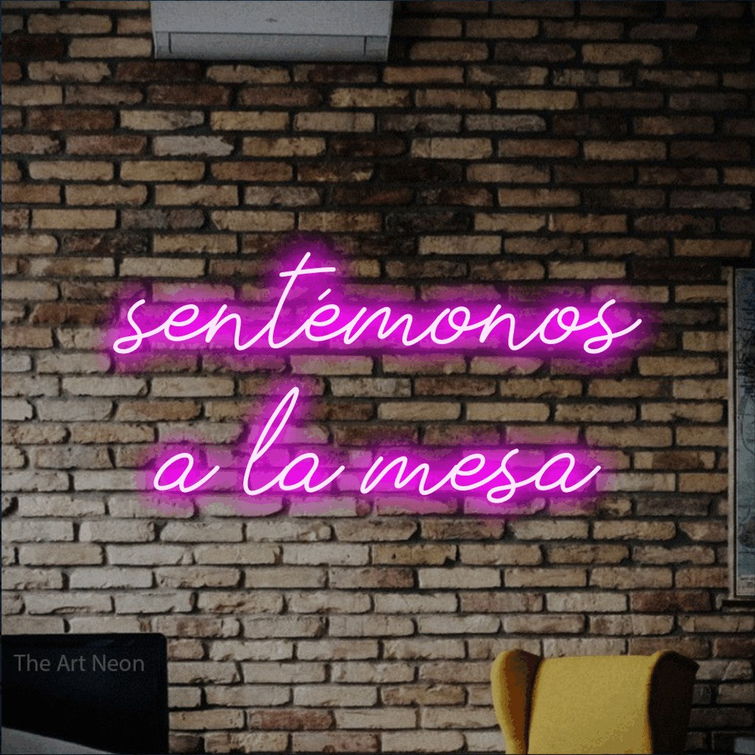 LED neon sign reading “sentémonos a la mesa”, arranged in 2 lines.