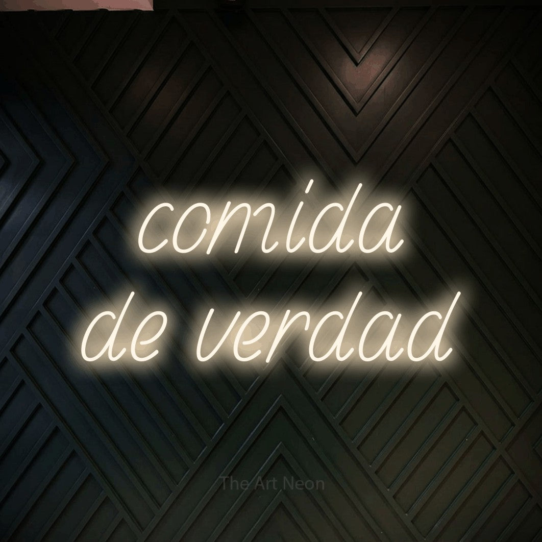 LED neon sign reading “comida de verdad”, arranged in 2 lines.