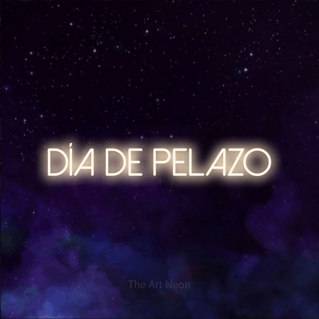 LED neon sign reading “día de pelazo”, arranged in a single line.