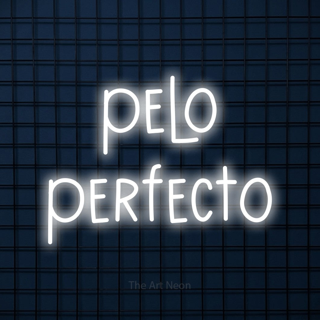 LED neon sign reading “pelo perfecto”, arranged in 2 lines.