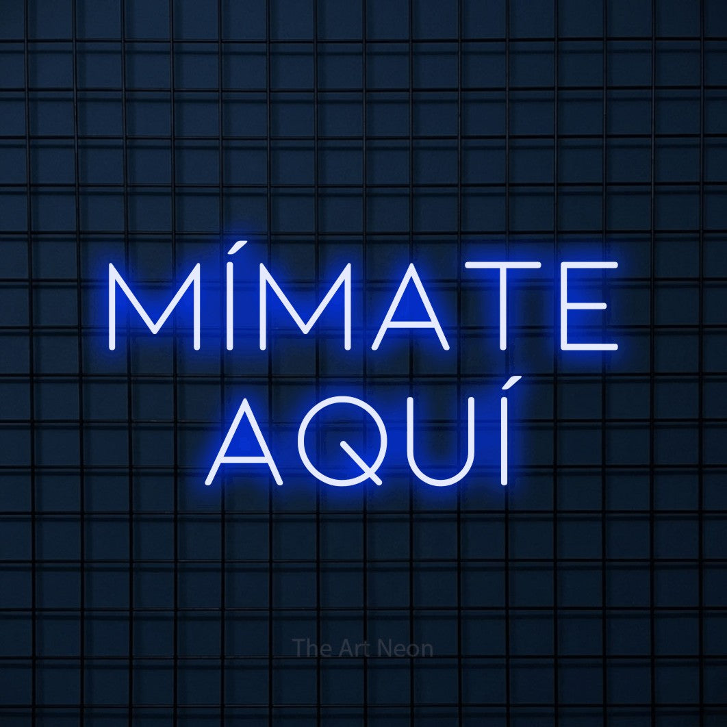 LED neon sign reading “Mímate Aquí”, arranged in 2 lines.