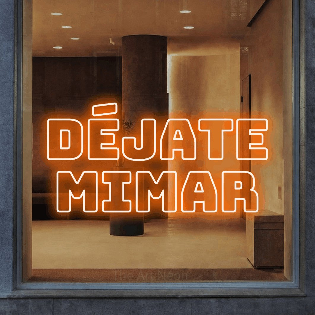 LED neon sign reading “Déjate Mimar”, arranged in 2 lines.