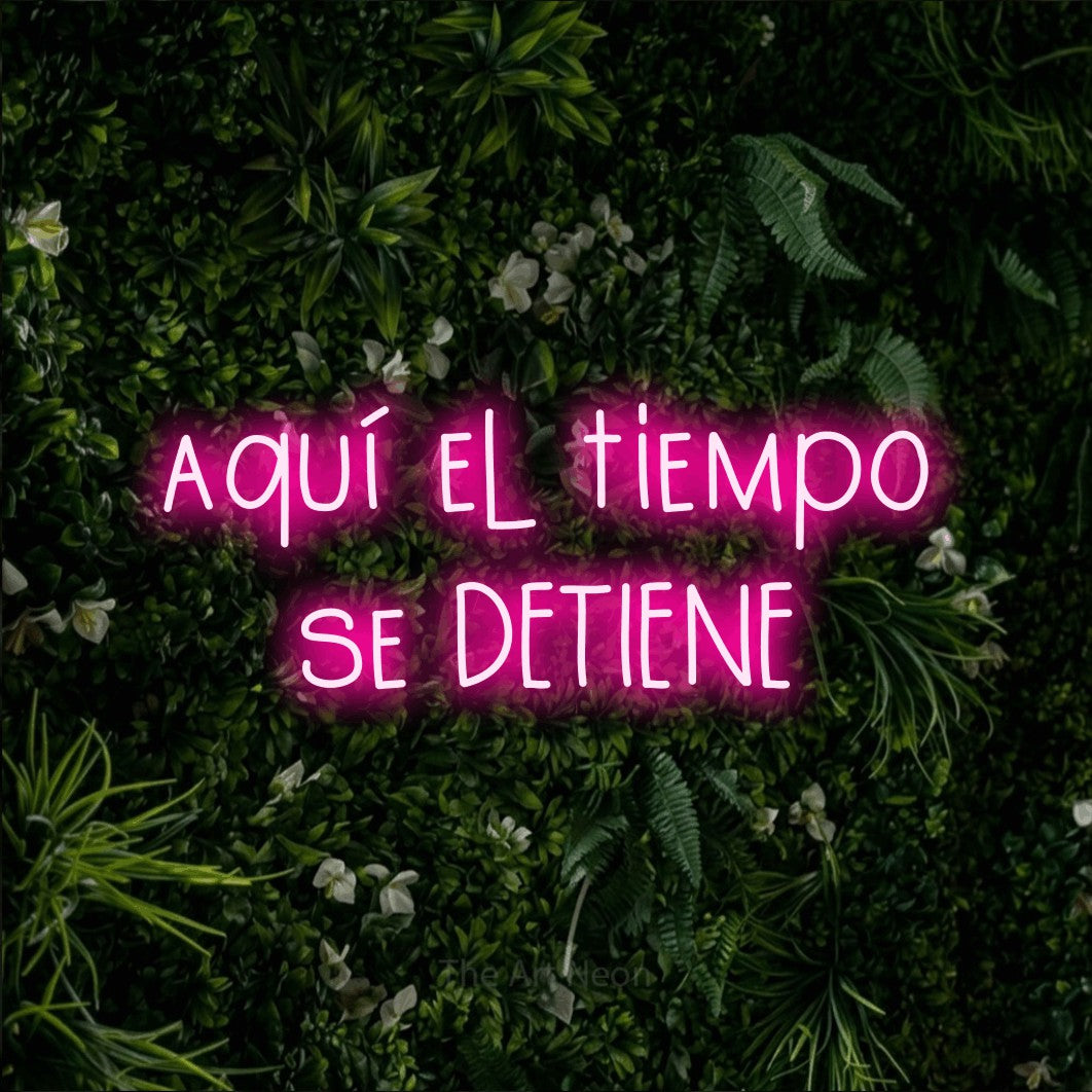 LED neon sign reading “aquí el tiempo se DETIENE”, arranged in 2 lines.