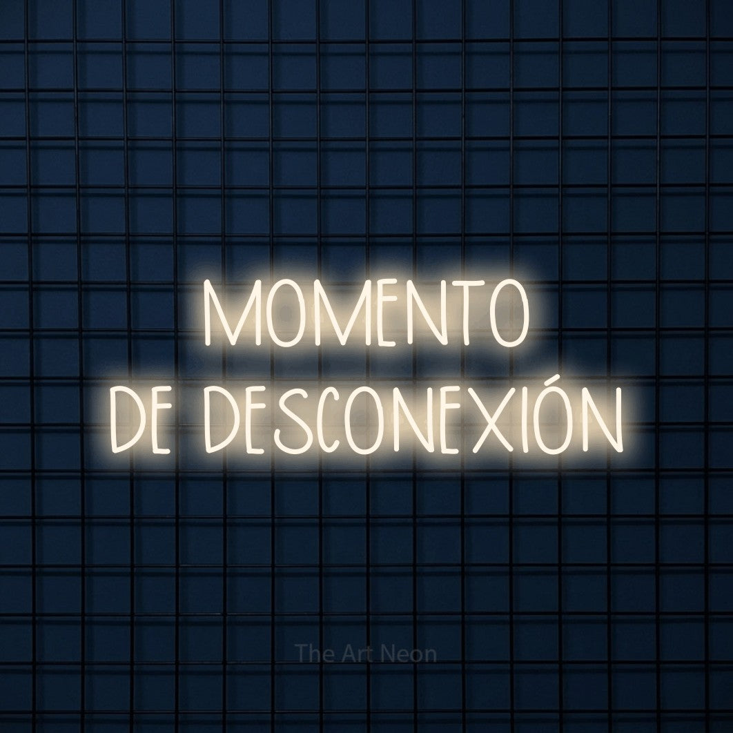 LED neon sign reading “MOMENTO DE DESCONEXIÓN”, arranged in 2 lines.