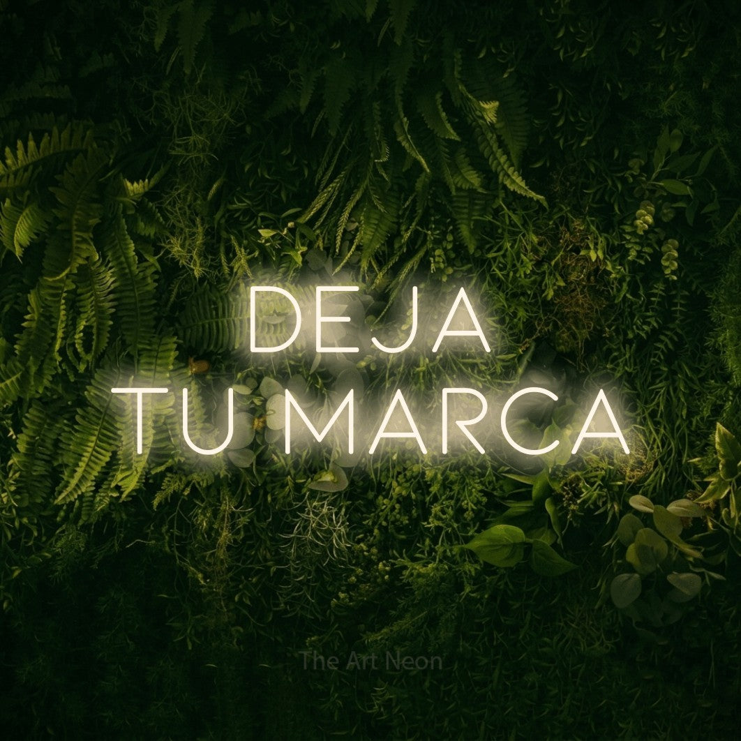 LED neon sign reading “Deja Tu Marca”, arranged in 2 lines.