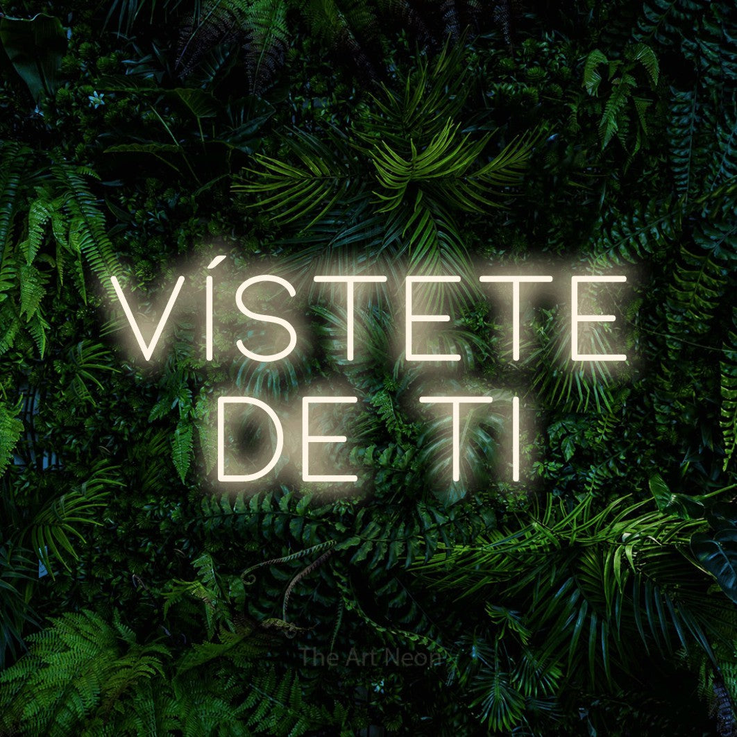 LED neon sign reading “VÍSTETE de ti”, arranged in 2 lines.