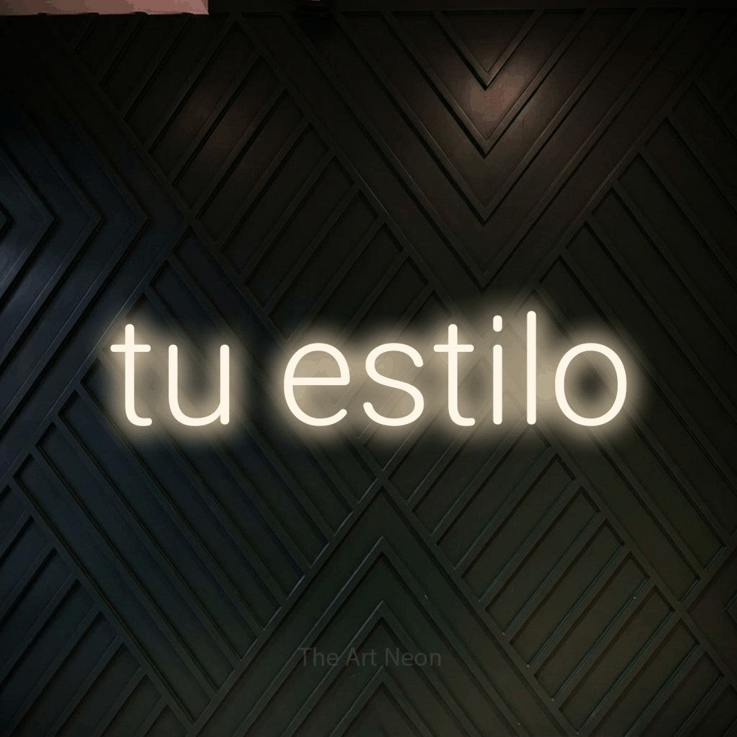 LED neon sign reading “tu estilo”, arranged in a single line.