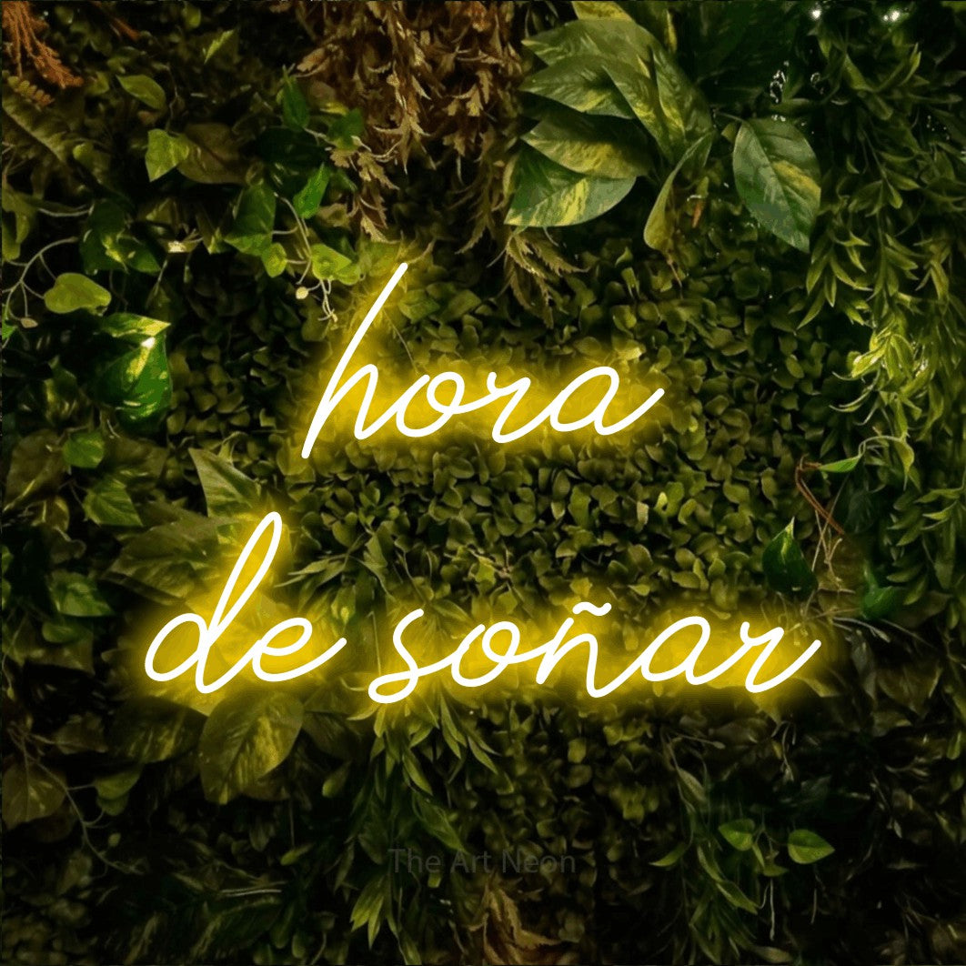 LED neon sign reading “hora de soñar”, arranged in 2 lines.