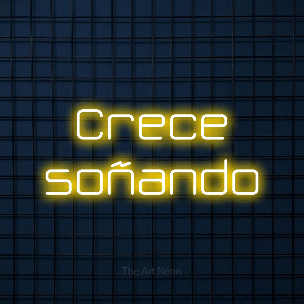 LED neon sign reading “Crece soñando”, arranged in 2 lines.