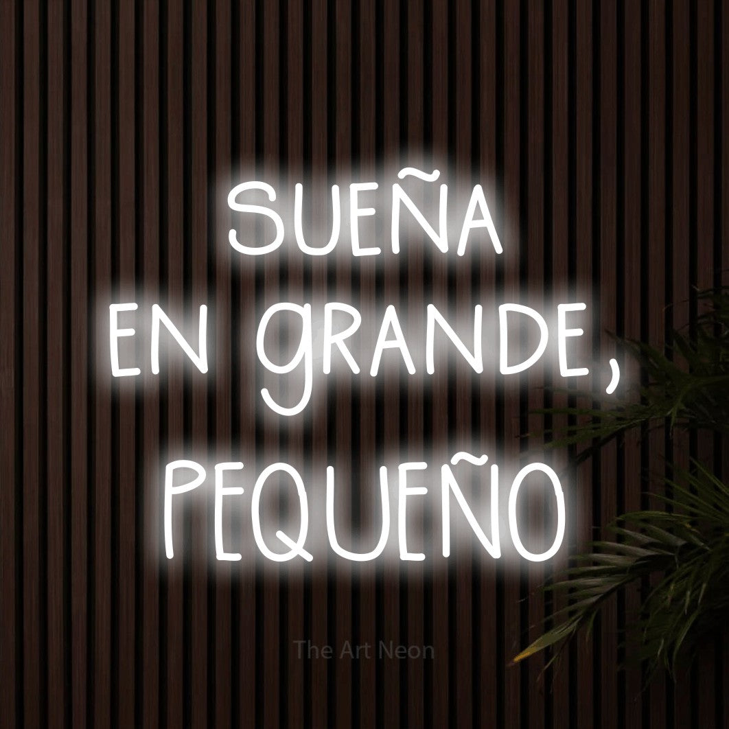 LED neon sign reading “sueña en grande, PEQUEÑO”, arranged in 3 lines.