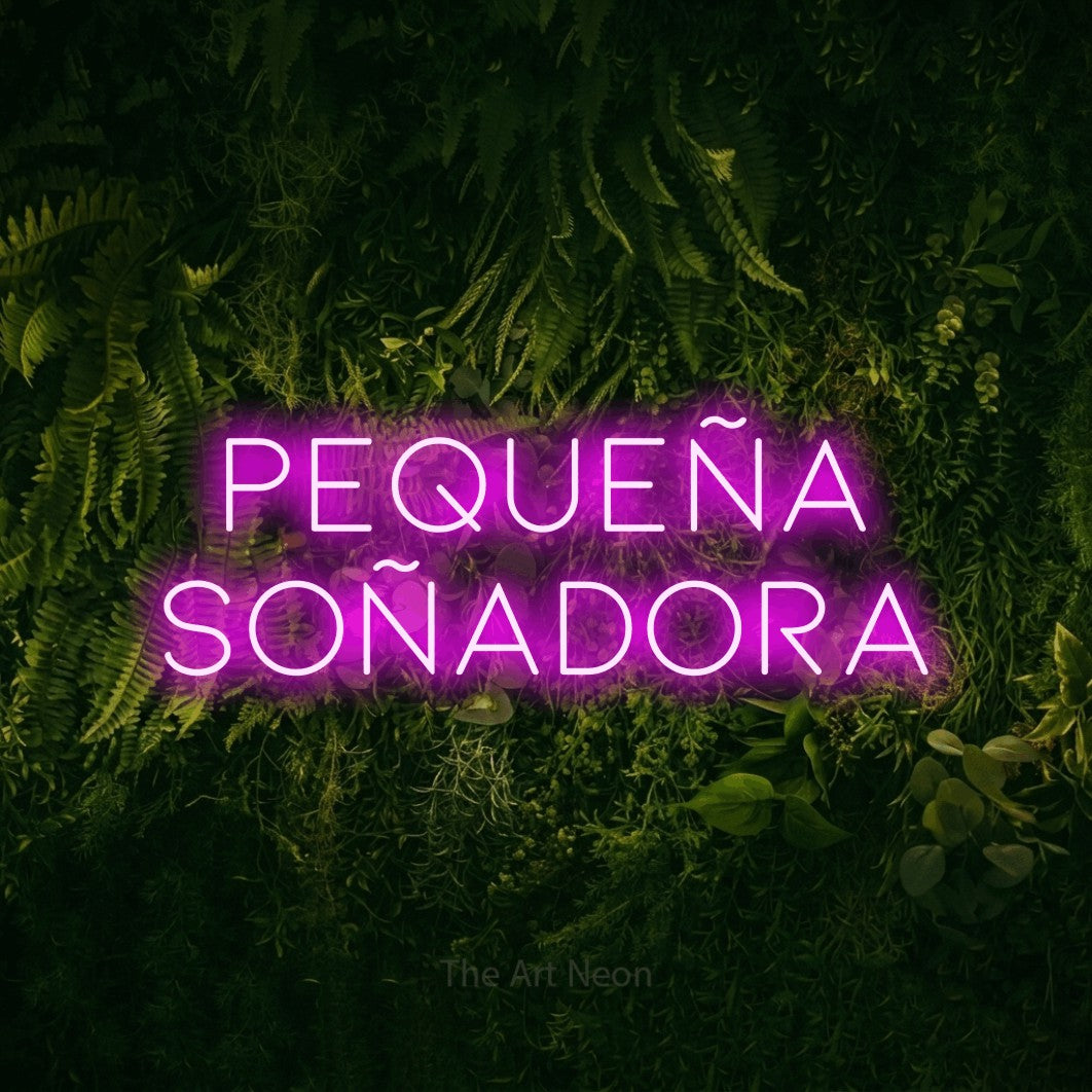 LED neon sign reading “Pequeña Soñadora”, arranged in 2 lines.