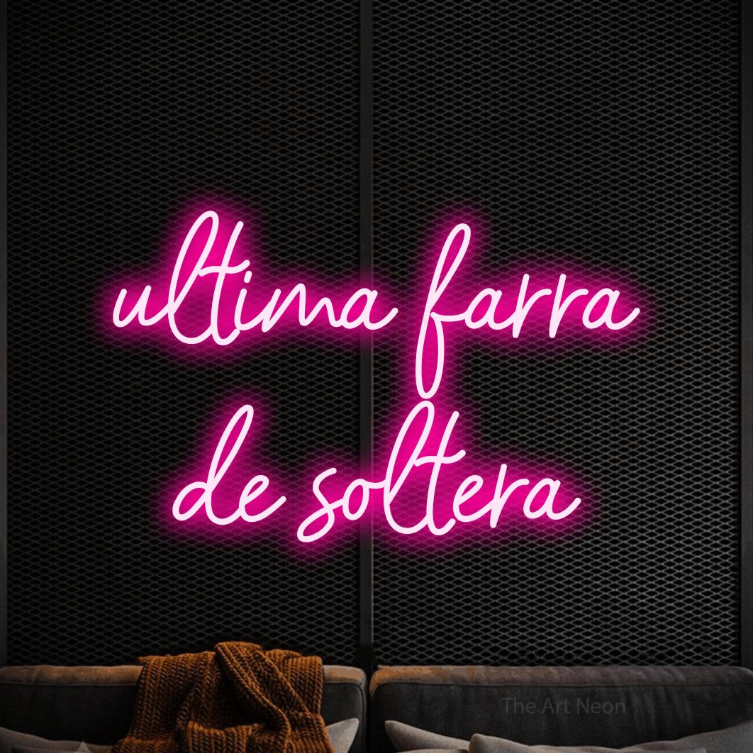 LED neon sign reading “última farra de soltera”, arranged in 2 lines.
