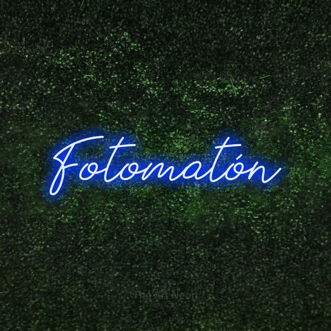 LED neon sign reading “Fotomatón”, arranged in a single line.
