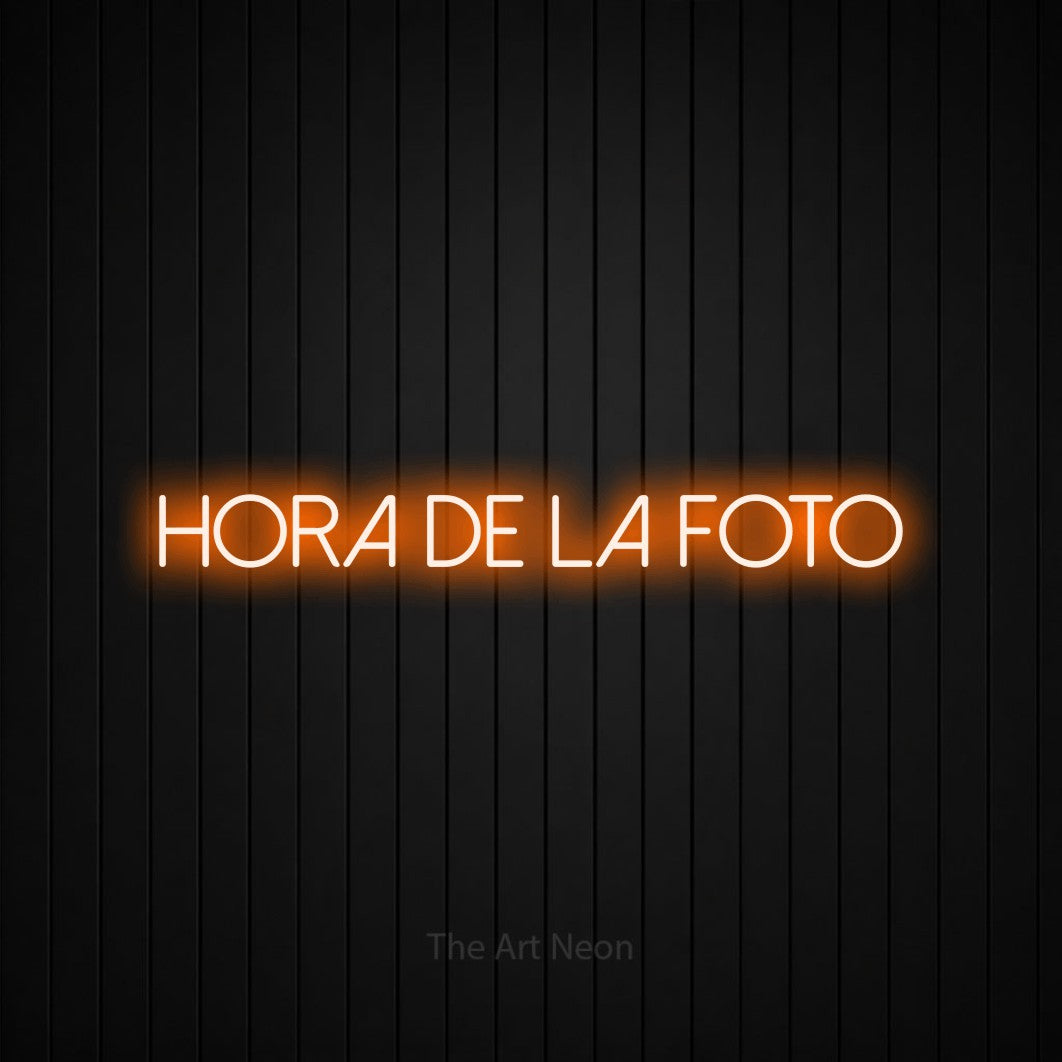 LED neon sign reading “Hora de la Foto”, arranged in a single line.
