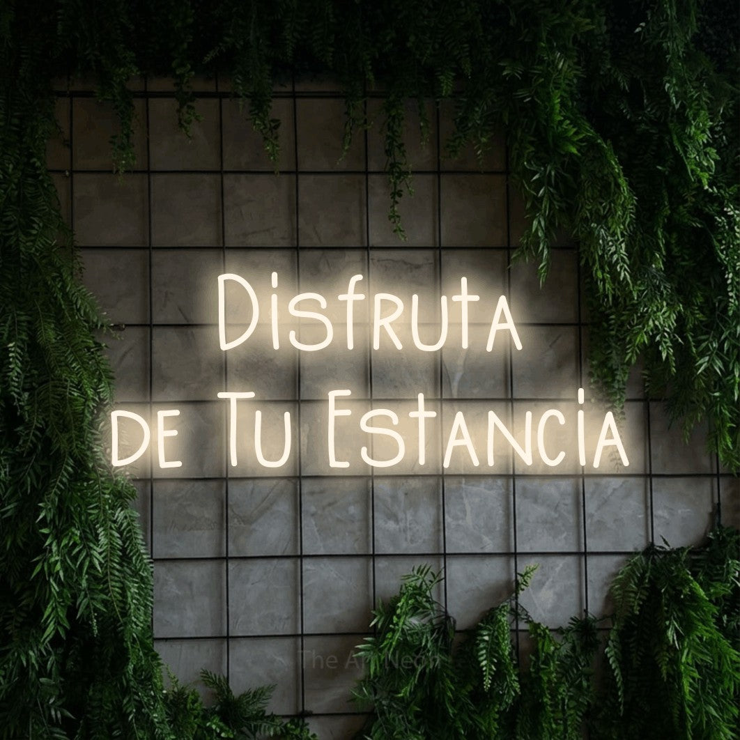 LED neon sign reading “Disfruta de Tu Estancia”, arranged in 2 lines.