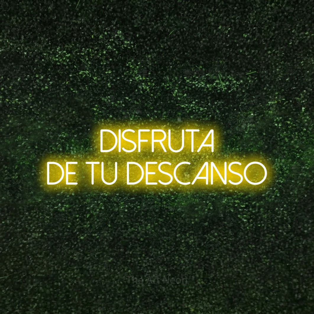 LED neon sign reading “Disfruta de tu descanso”, arranged in 2 lines.