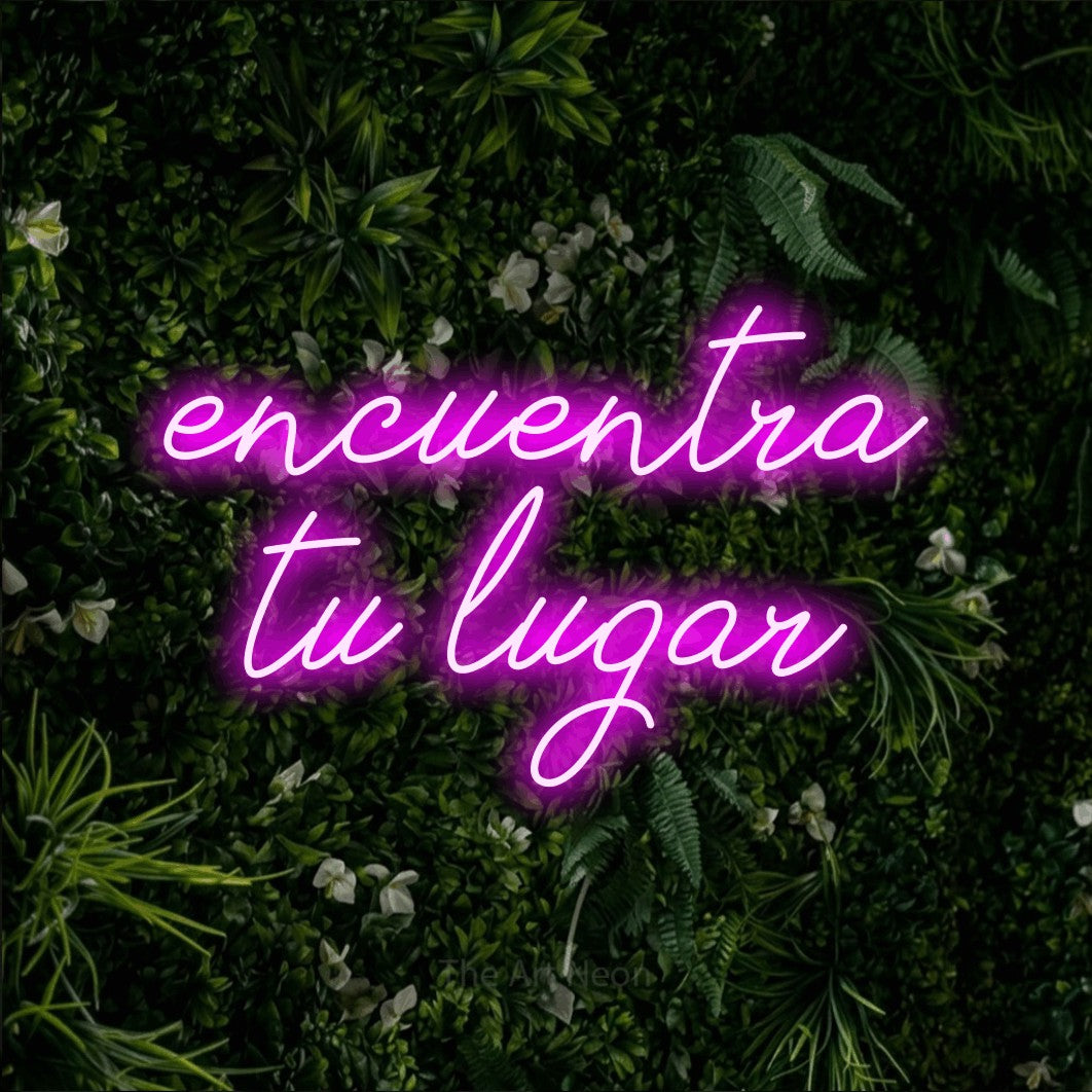LED neon sign reading “encuentra tu lugar”, arranged in 2 lines.