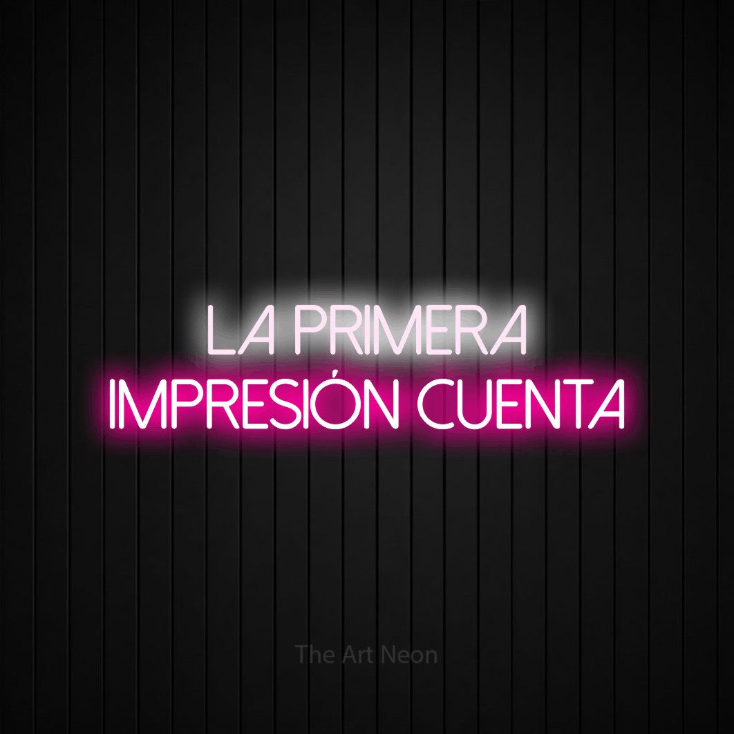 LED neon sign reading “La Primera Impresión Cuenta”, arranged in 2 lines.