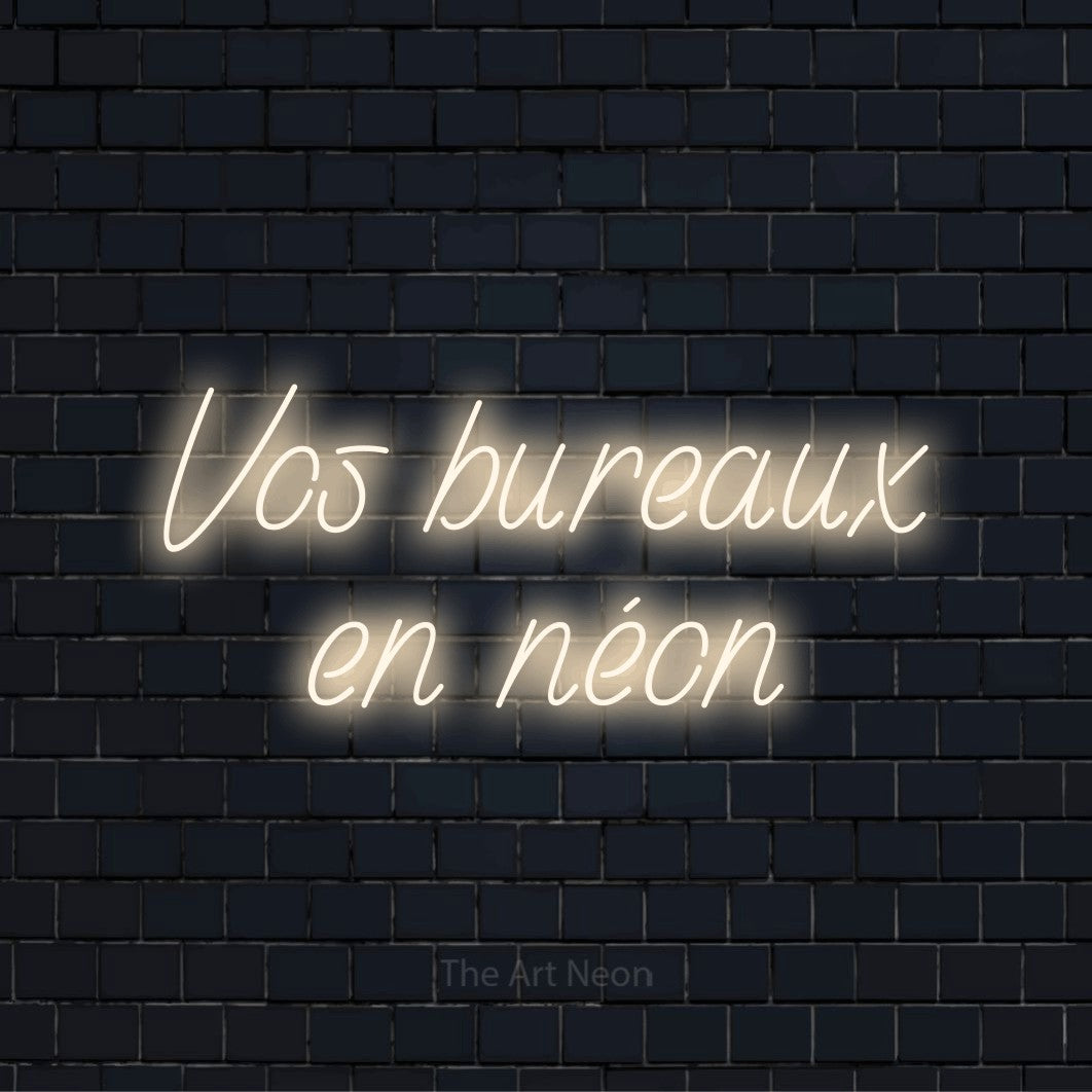 Enseigne néon personnalisée « Vos bureaux en néon » sur un mur en briques noires