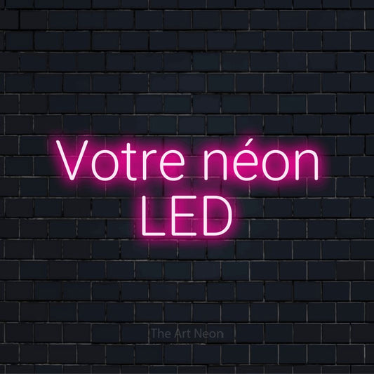 Enseigne néon personnalisée « Votre néon LED » sur un mur en briques noires