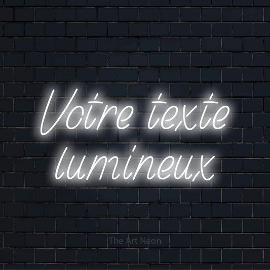 Enseigne néon personnalisée « Votre texte lumineux » sur un mur en briques noires
