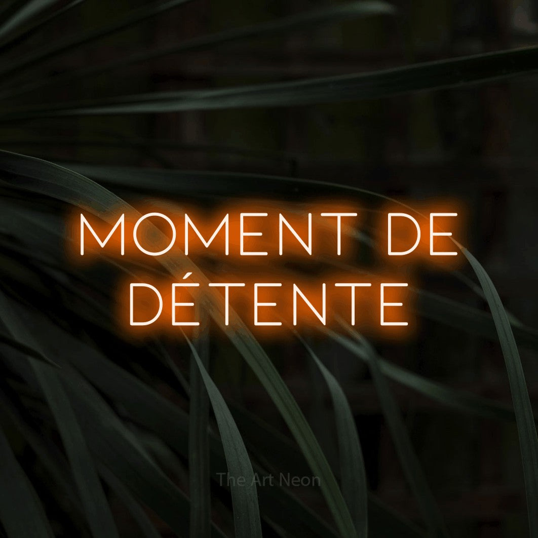 LED neon sign reading “moment de DÉTENTE”, arranged in 2 lines.
