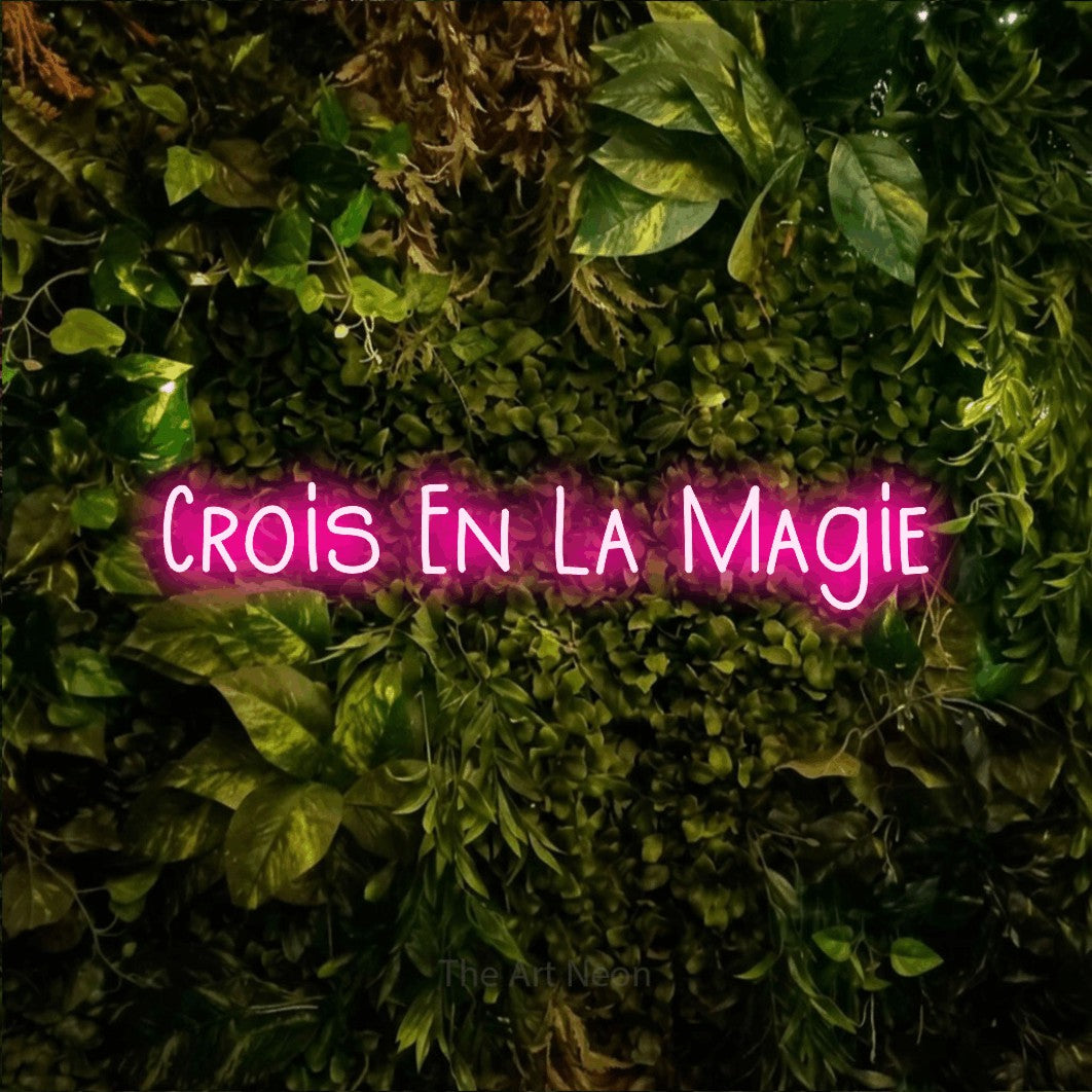 LED neon sign reading “Crois En La Magie”, arranged in a single line.
