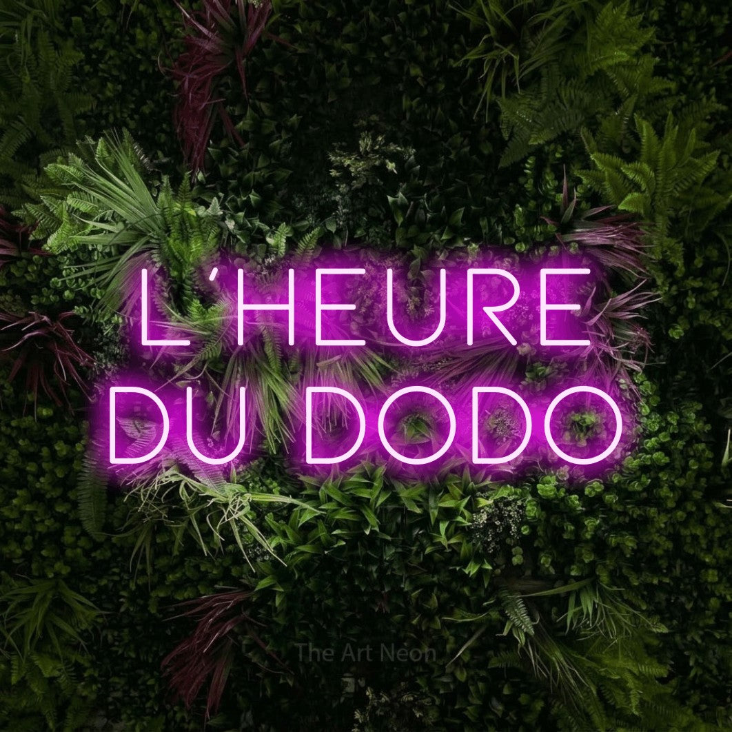 LED neon sign reading “L'heure du dodo”, arranged in 2 lines.