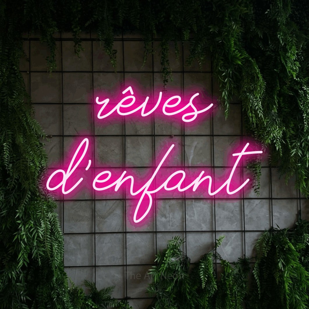 LED neon sign reading “rêves d'enfant”, arranged in 2 lines.