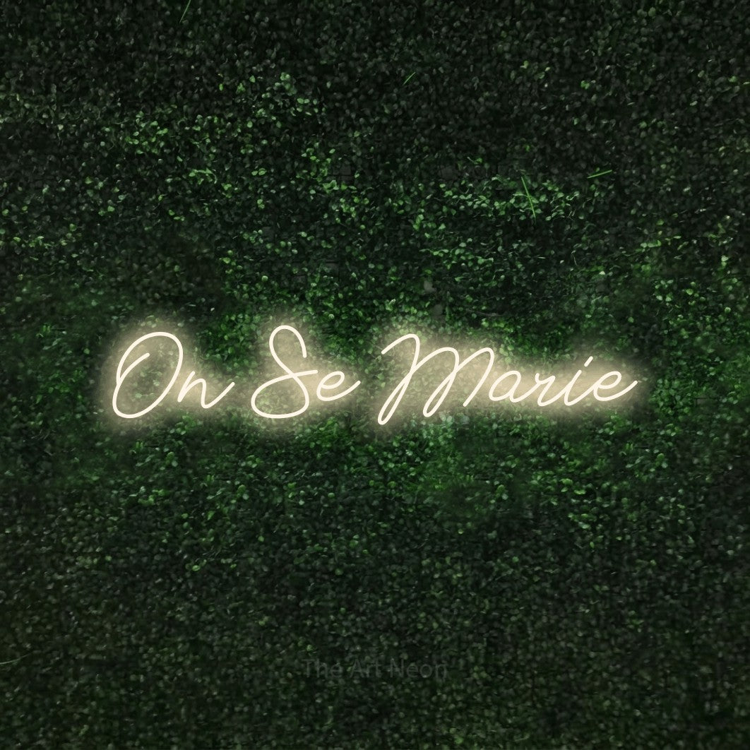 LED neon sign reading “On Se Marie”, arranged in a single line.