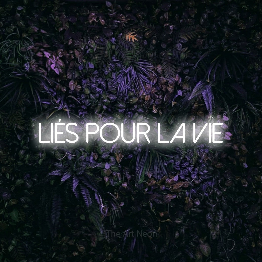 LED neon sign reading “Liés Pour La Vie”, arranged in a single line.