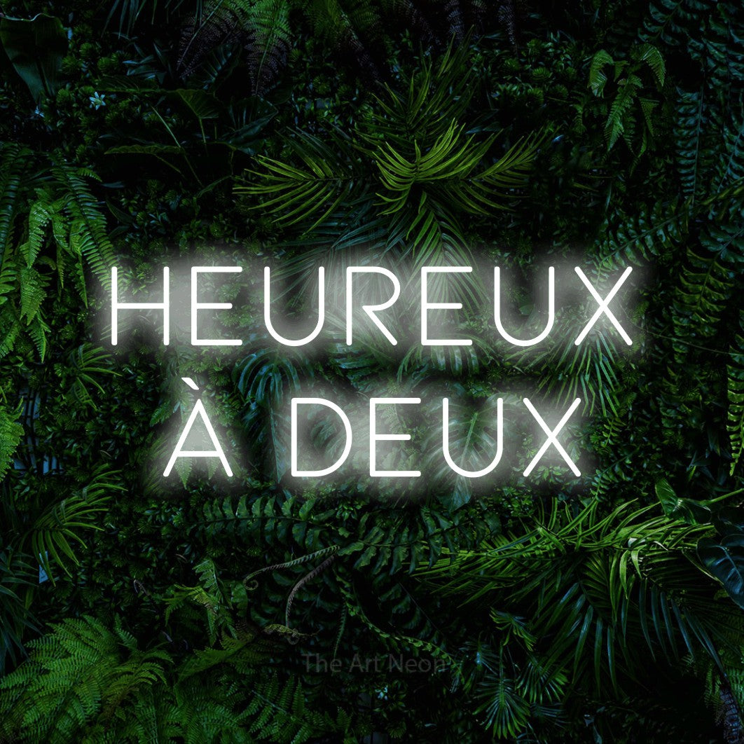 LED neon sign reading “HEUREUX À DEUX”, arranged in 2 lines.