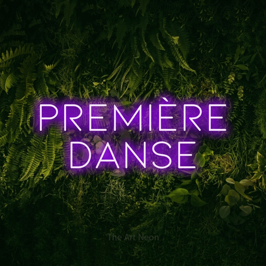 LED neon sign reading “première danse”, arranged in 2 lines.
