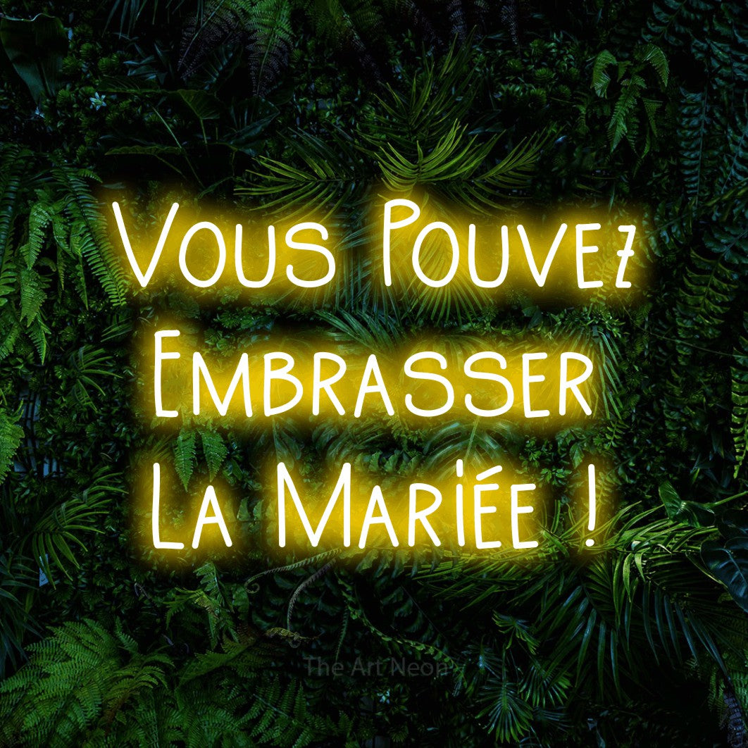 LED neon sign reading “Vous Pouvez Embrasser La Mariée !”, arranged in 3 lines.